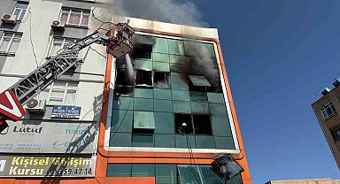 İş merkezinde yangın: 2 işçi atlayarak kurtulmaya çalıştı