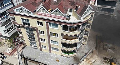 İş yeri deposunda korkutan yangın: 10 kişi tahliye edildi