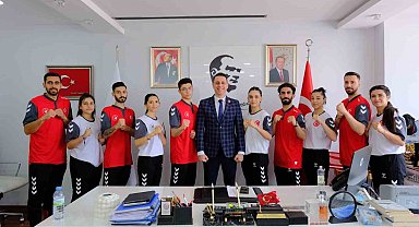 İşitme Engelliler Milli Takımı'ndan, Başkan Tanrıkulu'na ziyaret