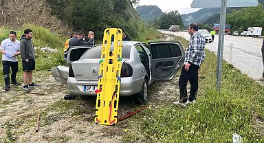 Isparta-Antalya karayolunda otomobil ile kamyon çarpıştı: 1 yaralı