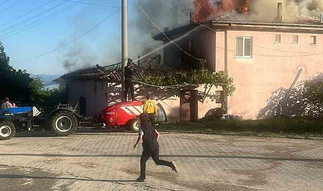 Isparta'da 2 katlı ahşap ev yangında kül oldu
