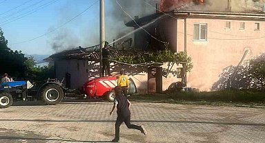 Isparta'da 2 katlı ahşap ev yangında kül oldu