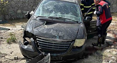 Isparta'da kontrolden çıkan otomobil kanala düştü: 2 yaralı