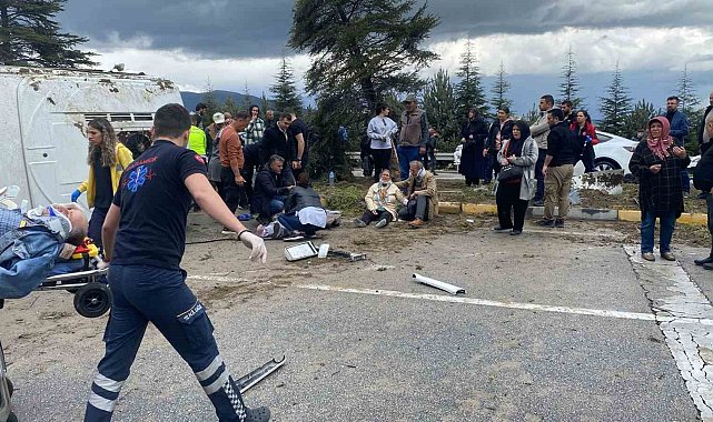 Isparta'da kontrolden çıkan yolcu midibüsü devrildi: 15 yaralı