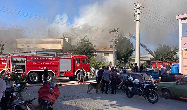 Isparta'da oyuncak dükkanında çıkan yangını itfaiye ekibi söndürdü