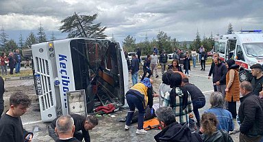 Isparta'da yolcu midibüsü devrildi, yaralılar var