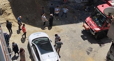 İstanbul Bayrampaşa kanalizasyon çalışmaları sırasında meydana gelen göçükte 1 işçi, toprak altında kaldı. Göçükte kalan işçiyi kurtarma çalışmaları sürüyor.