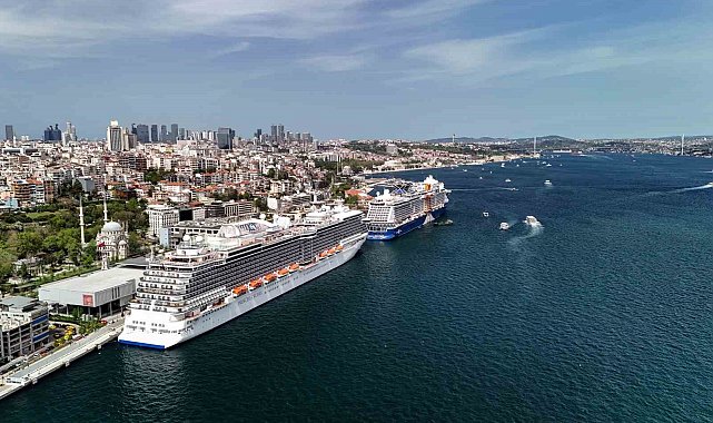 İstanbul Boğazı'nda iki dev kruvaziyer gemisi havadan görüntülendi