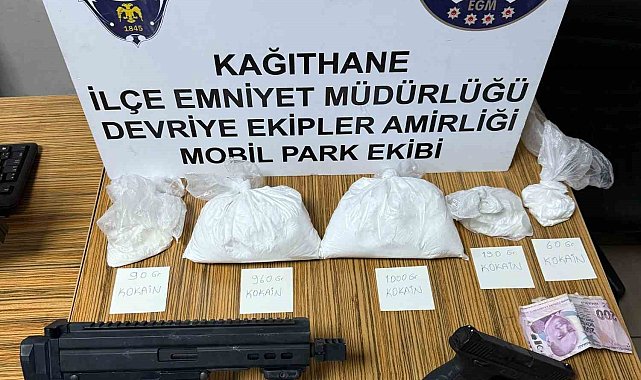 İstanbul'da metrobüs durağında uyuşturucu ticareti yapan 2 şüpheli yakalandı