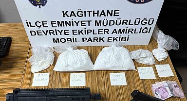 İstanbul'da metrobüs durağında uyuşturucu ticareti yapan 2 şüpheli yakalandı