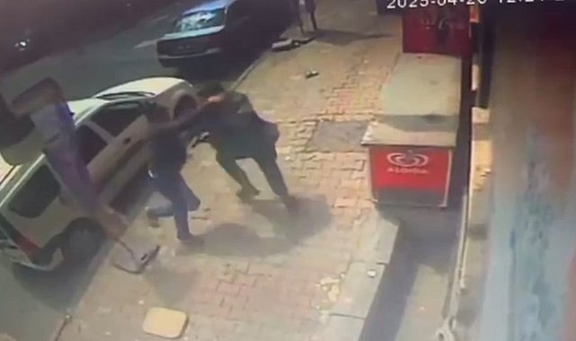 İstanbul'da silahlı kavga kamerada: Yoldan geçen genç hayatını kaybetti, 2 şüpheli tutuklandı