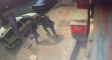 İstanbul'da silahlı kavga kamerada: Yoldan geçen genç hayatını kaybetti, 2 şüpheli tutuklandı