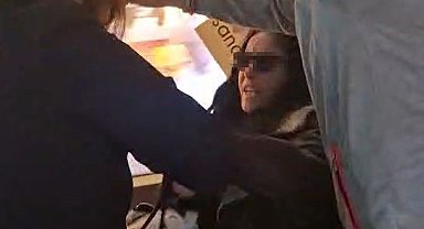 İstanbul'da tramvayda yolcuların koltuk kavgası kamerada
