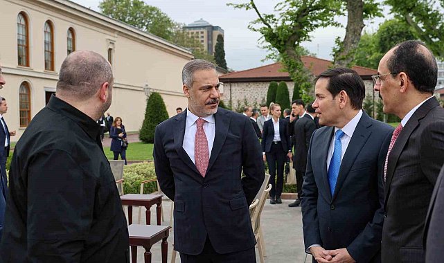 İstanbul'daki barış müzakeresi fotoğraf karelerine yansıdı