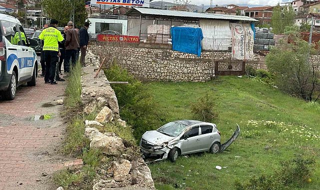 İstinat duvarına çarpan araç bahçeye uçtu: 2 yaralı