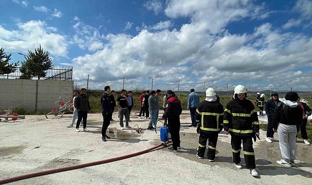 İtfaiye ekiplerinden üniversite öğrencilerine uygulamalı eğitim