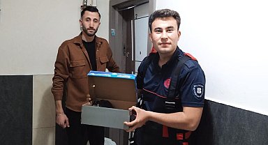 İtfaiye erleri kurtardıkları karga yavrularını elleriyle besledi