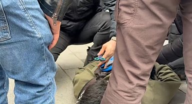 İzinsiz yürümek isteyen gruba polis müdahalesi, göstericinin çantasından makas çıktı: "Burun kıllarımı alıyorum"