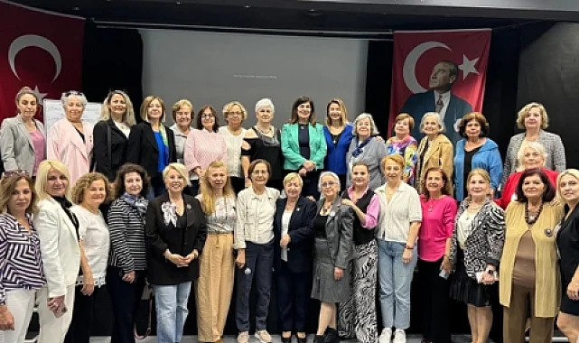 İzmir Kadın Kuruluşları Birliği'nde bayrak değişimi