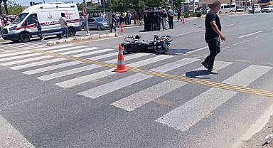 İzmir'de otomobil ile motosiklet çarpıştı: 1 ölü, 2 yaralı