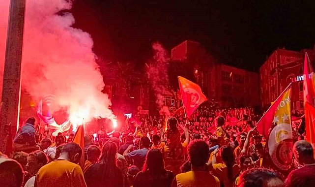 İzmir'de sarı-kırmızılı taraftarlar şampiyonluğu kutladı