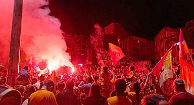 İzmir'de sarı-kırmızılı taraftarlar şampiyonluğu kutladı