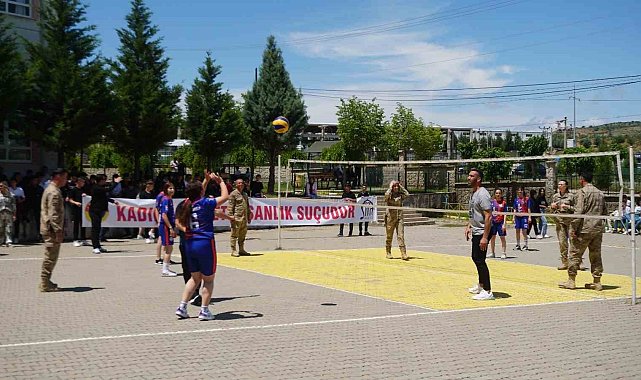 Jandarma personeli Uluslararası Aile Günü'nde öğrencilere bilgilendirmede bulundu
