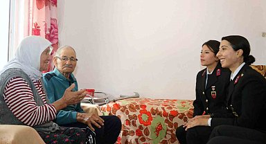 Jandarmadan 75 yıllık evli çifte anlamlı ziyaret