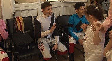 Jokey Mertcan Çelik, hastanede yaşam savaşı veriyor