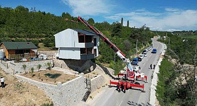Kaçak villayı vinçle taşıdı