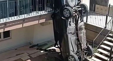 Kadın aday sürücü apartmanın bahçesine uçtu