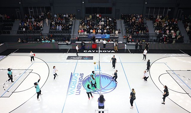 Kadın kursiyerler voleybol maçında hünerlerini konuşturdu