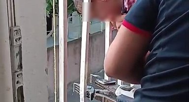 Kafası balkonun demir korkuluklarına sıkışan çocuğu itfaiye kurtardı