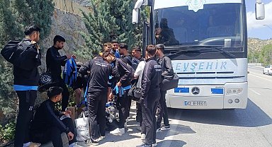 Kafileyi taşıyan otobüsün lastiği patladı, futbolcular taksiyle maça yetiştirildi