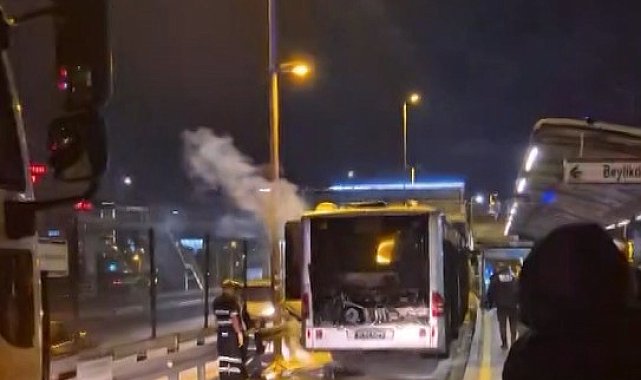 Kağıthane'de metrobüsün motor bölümü yandı, seferler kısa süre durduruldu
