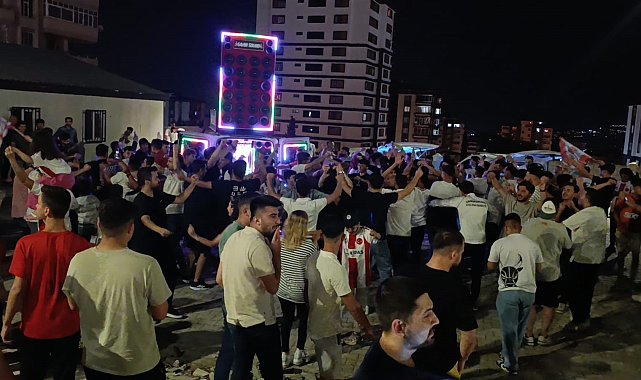 Kahramanmaraş İstiklalspor'un 2. Lig'e yükselmesiyle şehirde coşku yaşandı
