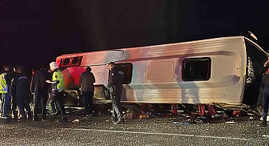 Kahramanmaraş'ta kontrolden çıkan minibüs devrildi: 1 ölü, 19 yaralı