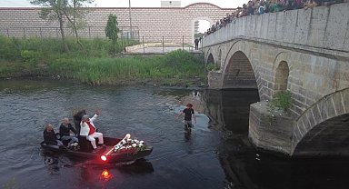 Kakava şenliklerinde kayıkla nehre inen Roman Çeribaşı, vatandaşları selamladı