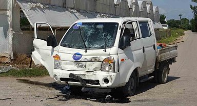 Kamyon ile hafif ticari araç çarpıştı: 2 yaralı