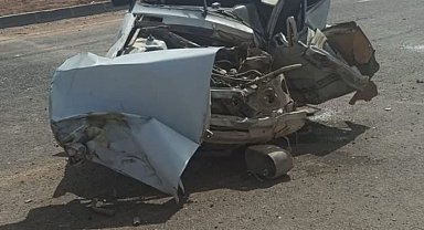 Kamyon ile otomobil çarpıştı: 1 ölü, 3 yaralı