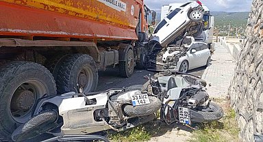 Kamyon yoldan çıktı önüne gelen taşıtı ezdi: 13 motosiklet, 3 araç zarar gördü