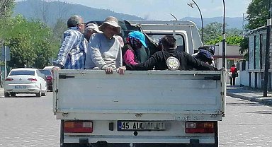 Kamyonet kasasında tehlikeli yolculuk