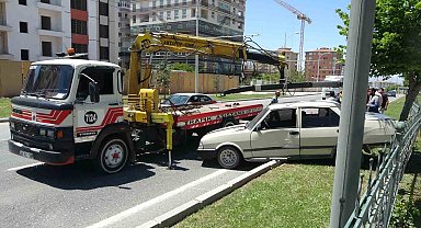 Kamyonun çarptığı otomobil refüje savruldu