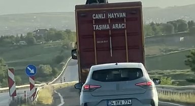 Kamyonun üzerinde tehlikeli yolculuk kamerada