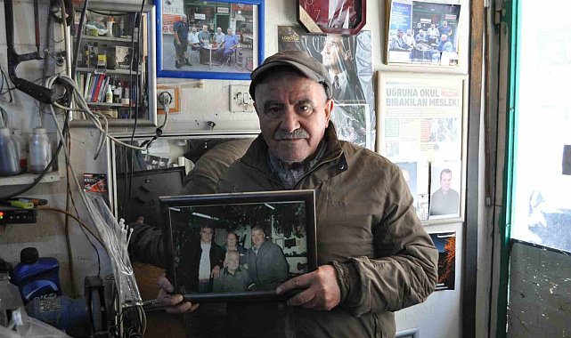 Kanser olan arkadaşının dükkanında bacayı tüttürmeye gayret ediyor