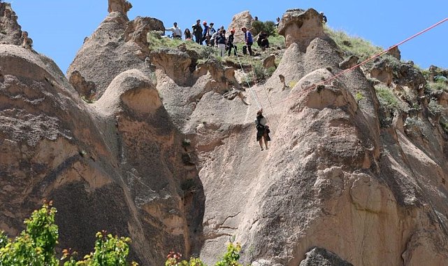Kapadokya'da sıcak hava balonu peri bacalarının üzerine güvenli iniş yaptı: Turistler kurtarıldı