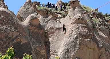 Kapadokya'da sıcak hava balonu peri bacalarının üzerine güvenli iniş yaptı: Turistler kurtarıldı