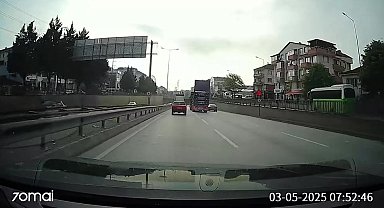 Kapağı açık unutulan kamyon tünele çarptı