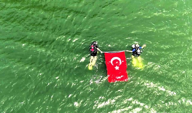 Karabük'te 19 Mayıs'a özel dalış: Gölette Türk Bayrağı'nı böyle dalgalandırdılar