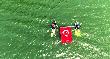 Karabük'te 19 Mayıs'a özel dalış: Gölette Türk Bayrağı'nı böyle dalgalandırdılar
